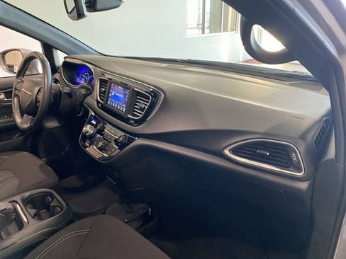 Used 2020 Chrysler Pacifica Touring w/ S Appearance Package FWD image 28