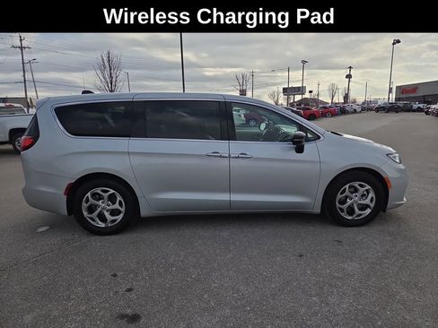 Used 2024 Chrysler Pacifica Limited image 8