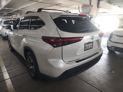 Used 2023 Toyota Highlander XLE FWD image 3