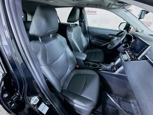 Certified 2022 Toyota Corolla Cross XLE image 32