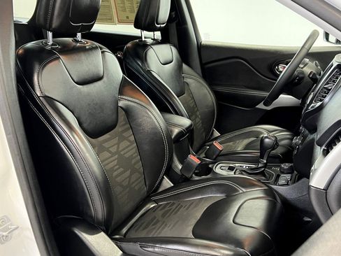 Used 2022 Jeep Cherokee Latitude w/ Sun & Sound Group image 13