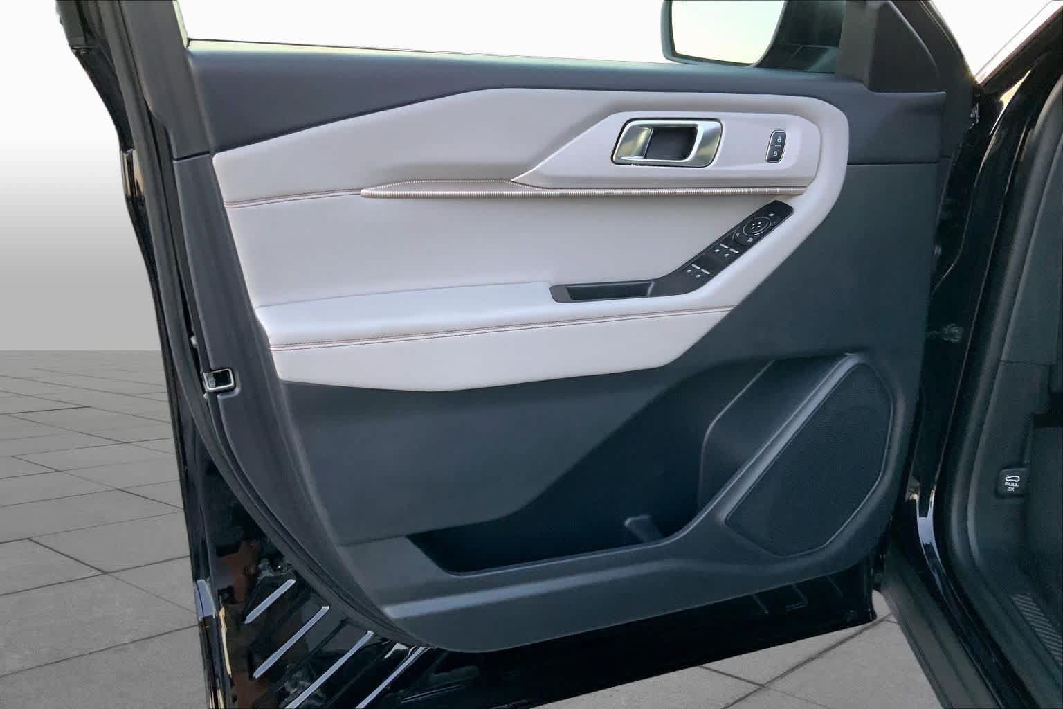 Certified 2025 Ford Explorer Active w/ Active Comfort Package RWD image 20