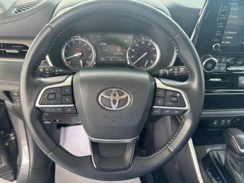 Used 2022 Toyota Highlander XLE AWD/4WD image 14