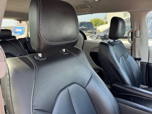 Used 2023 Chrysler Pacifica Touring-L FWD image 2