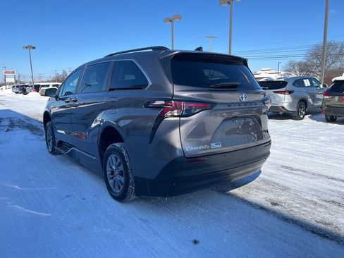 Used 2023 Toyota Sienna XLE image 3