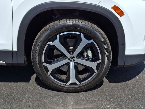 Certified 2025 Volkswagen Tiguan SE AWD/4WD image 8