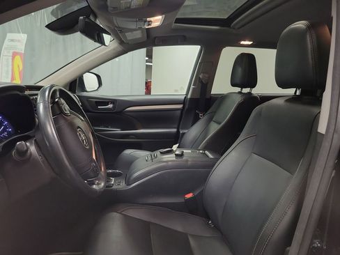Used 2017 Toyota Highlander XLE AWD/4WD image 12