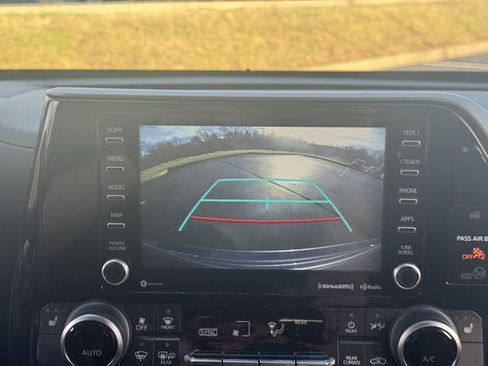 Used 2022 Toyota Highlander XLE image 25