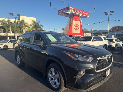 Used 2023 Toyota Highlander LE image 2