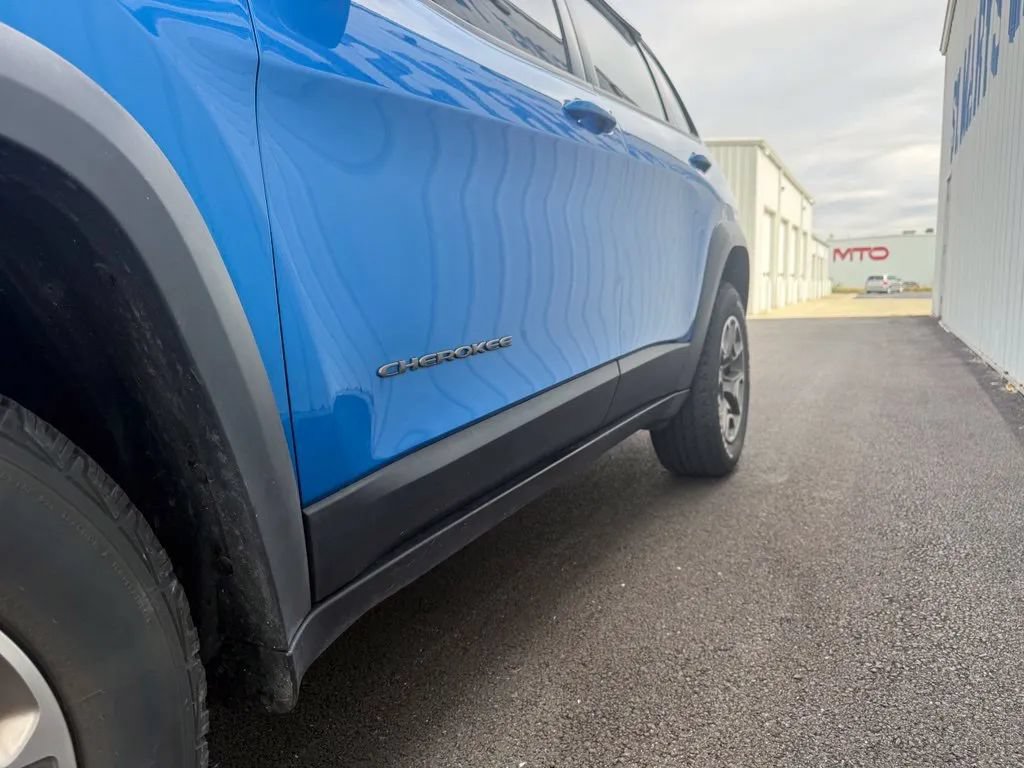 Used 2020 Jeep Cherokee Trailhawk AWD/4WD image 5