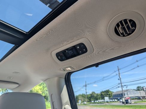 Used 2020 Chrysler Pacifica Limited FWD image 19