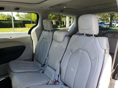 Used 2020 Chrysler Pacifica Limited w/ Tire & Wheel Group image 14