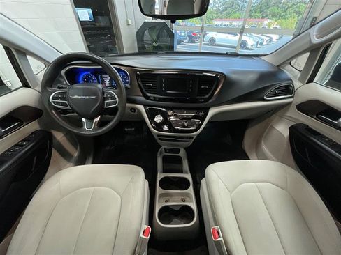 Used 2017 Chrysler Pacifica LX FWD image 19