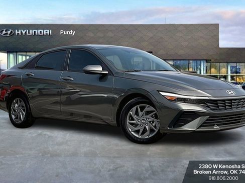 Used 2024 Hyundai Elantra SEL image 2