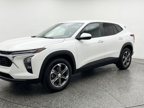 Used 2025 Chevrolet Blazer LT FWD image 3