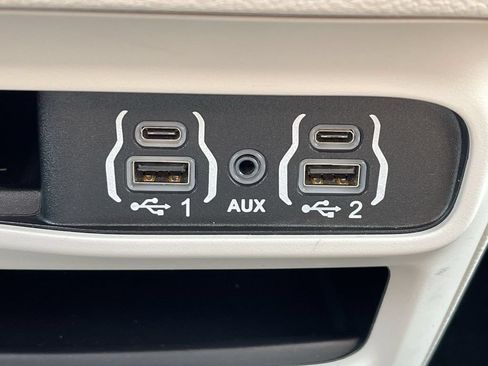 Used 2023 Chrysler Pacifica Touring-L FWD image 38
