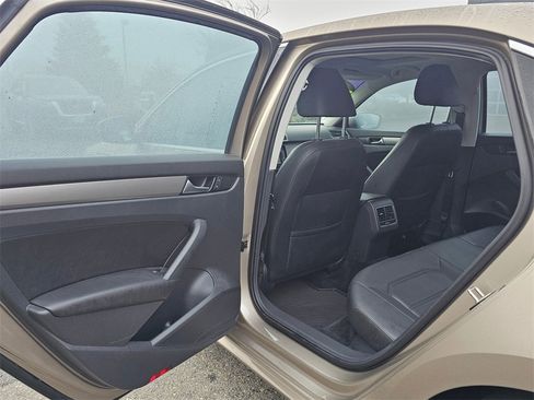 Used 2015 Volkswagen Passat TDI SE image 12