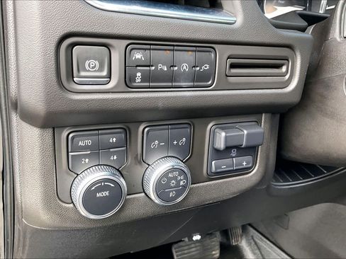 Used 2021 GMC Yukon SLT w/ Rear Media and Nav Package AWD/4WD image 15