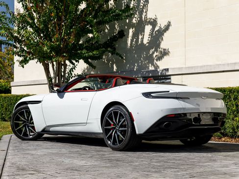 Used 2019 Aston Martin DB11 Volante image 34