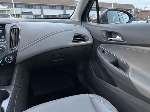 Used 2018 Chevrolet Cruze Premier image 30