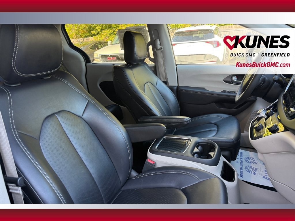 Used 2024 Chrysler Pacifica Touring-L FWD image 44