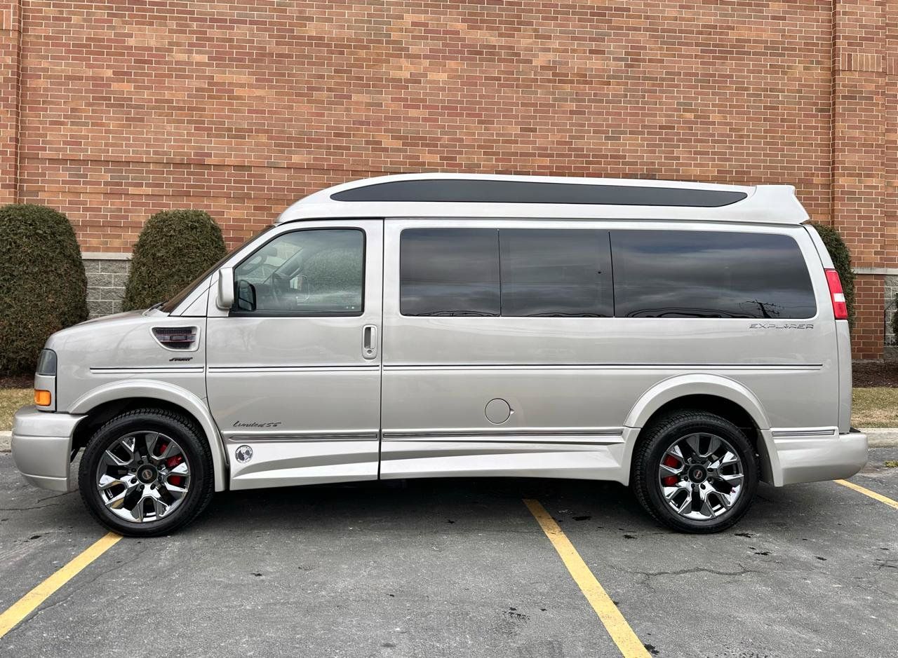 Used 2023 GMC Savana 2500 RWD image 2