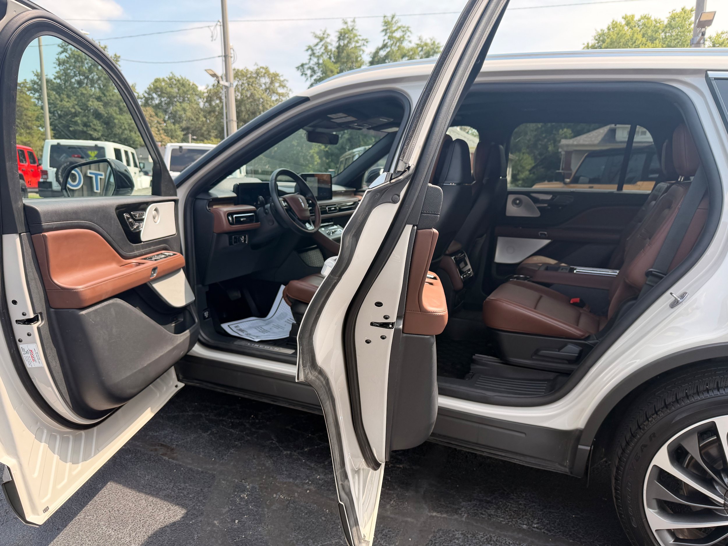 Used 2025 Lincoln Aviator Reserve w/ Equipment Group 201A AWD/4WD image 11