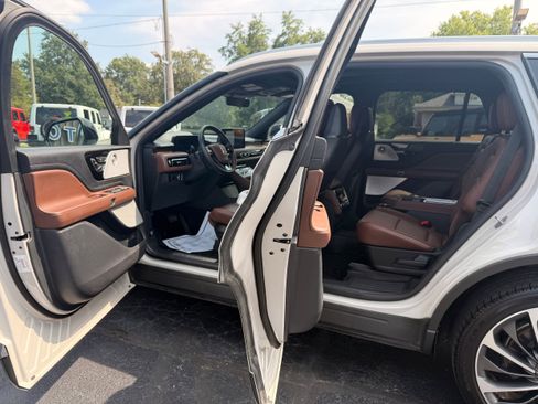 Used 2025 Lincoln Aviator Reserve w/ Equipment Group 201A AWD/4WD image 11