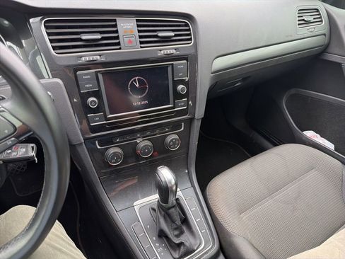 Used 2019 Volkswagen Golf S image 7