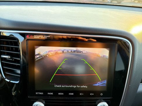 Used 2022 Mitsubishi Outlander LE image 18