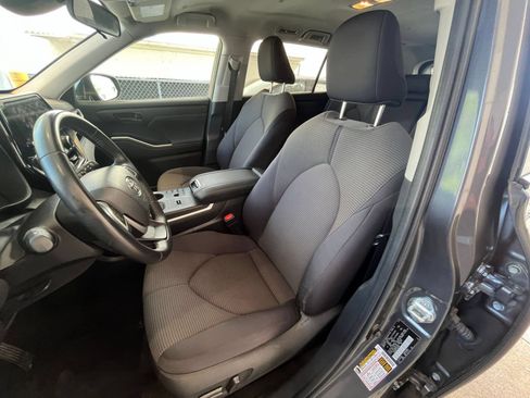 Used 2025 Toyota Highlander LE FWD image 38