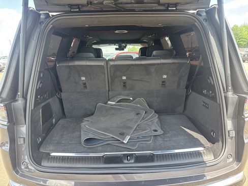 Used 2023 Jeep Grand Wagoneer Series III image 8