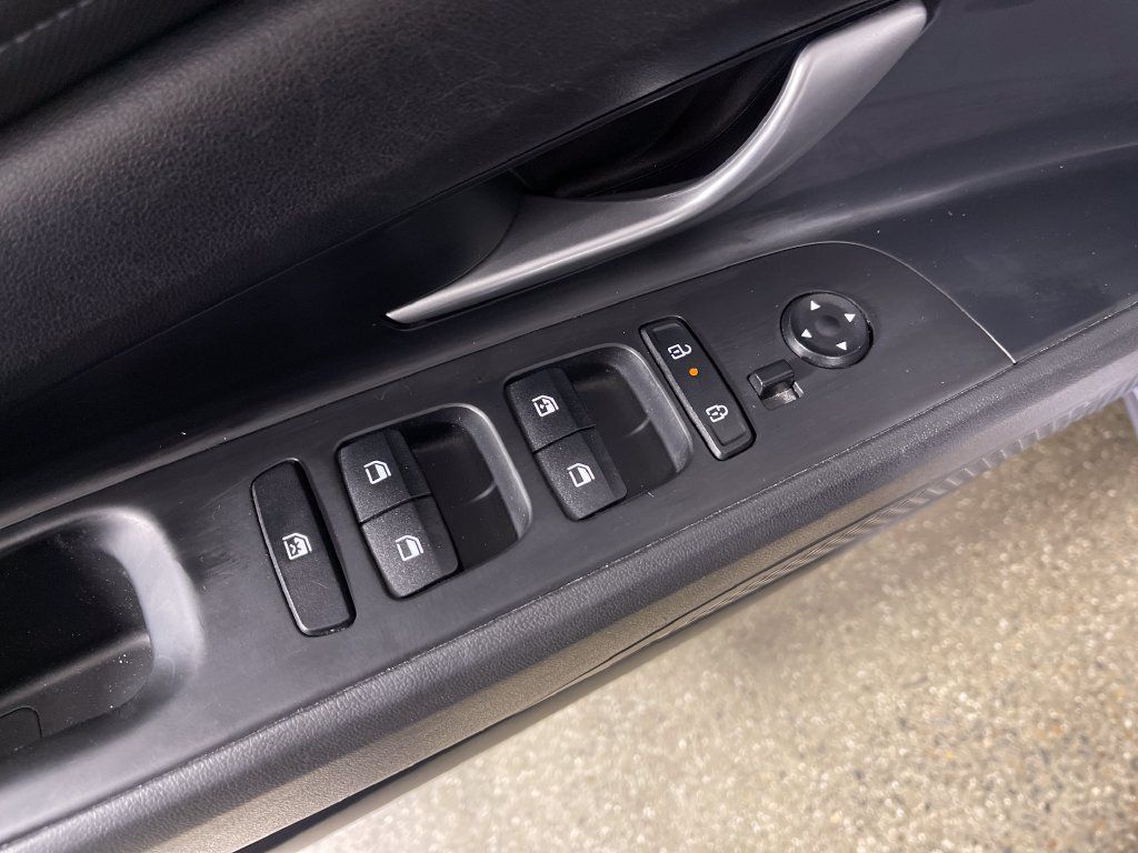 Certified 2025 Hyundai Elantra Limited FWD image 19