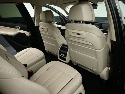 Used 2022 BMW X7 xDrive40i w/ Executive Package image 37