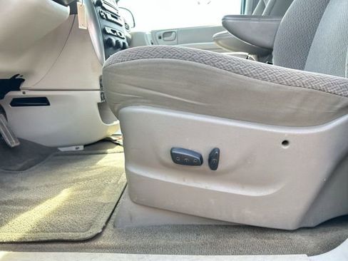 Used 2006 Chrysler Town & Country Touring image 30