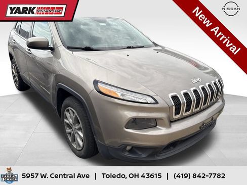 Used 2016 Jeep Cherokee Latitude FWD image 1
