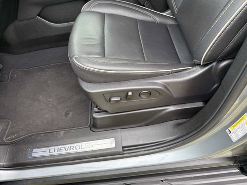 Used 2025 Chevrolet Suburban Premier RWD image 21
