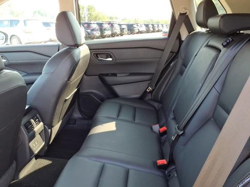 Certified 2025 Nissan Rogue SL FWD image 6