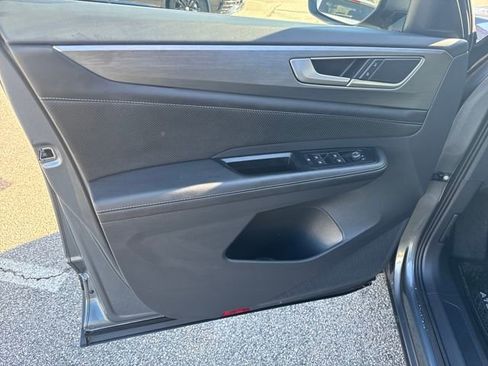 Certified 2025 Volkswagen Atlas Cross Sport SE image 11