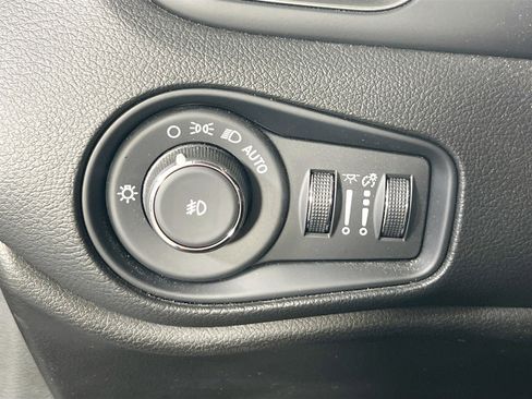 Used 2022 Jeep Renegade Latitude w/ Convenience Group AWD/4WD image 10