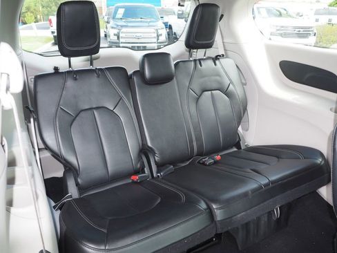 Used 2024 Chrysler Pacifica Touring-L FWD image 19