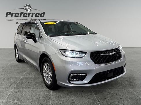 Used 2024 Chrysler Pacifica Touring-L FWD image 1