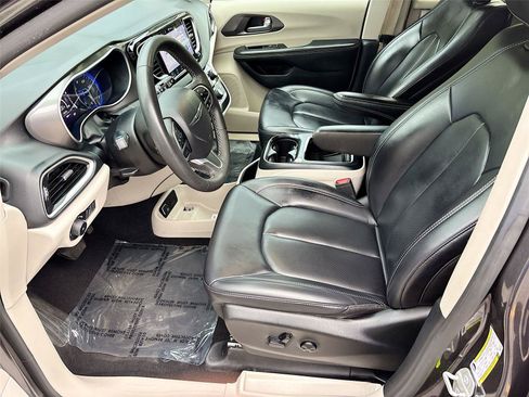 Used 2023 Chrysler Pacifica Touring-L FWD image 21