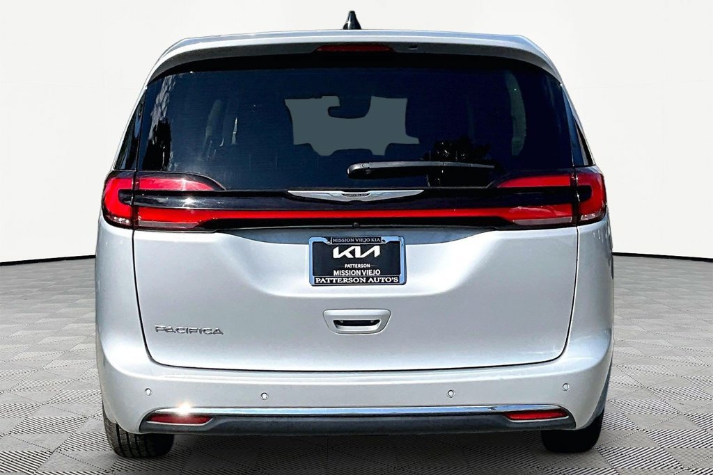 Used 2024 Chrysler Pacifica Touring-L FWD image 4