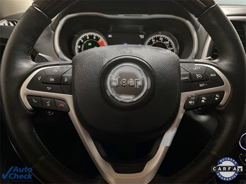 Used 2017 Jeep Cherokee Overland w/ Technology Group image 32