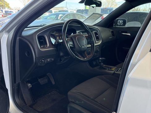 Used 2019 Dodge Charger SXT w/ Blacktop Package image 8