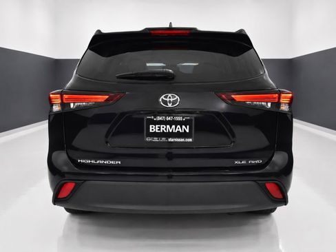 Used 2024 Toyota Highlander XLE AWD/4WD image 9