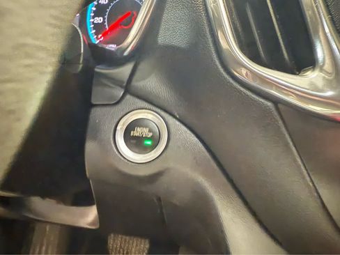 Used 2018 Chevrolet Equinox LT image 12