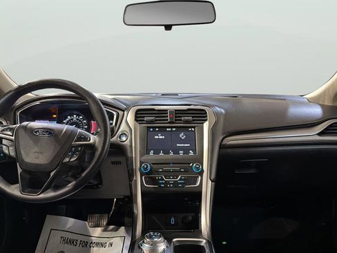 Used 2017 Ford Fusion SE w/ Fusion SE Technology Package image 14