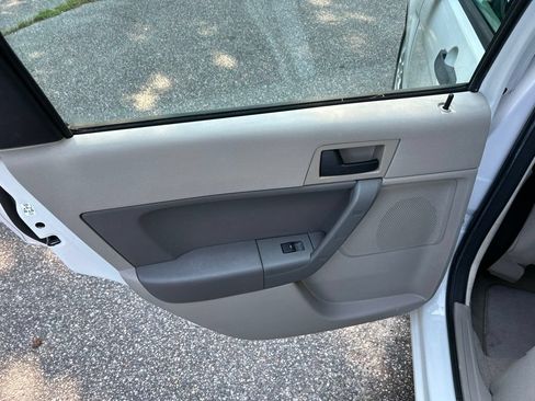 Used 2009 Ford Focus SE FWD image 21